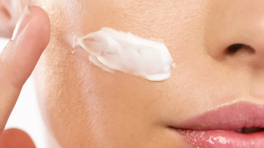 Il segreto di bellezza di Cleopatra: perché il latte d’asina è l’oro bianco della cosmesi moderna